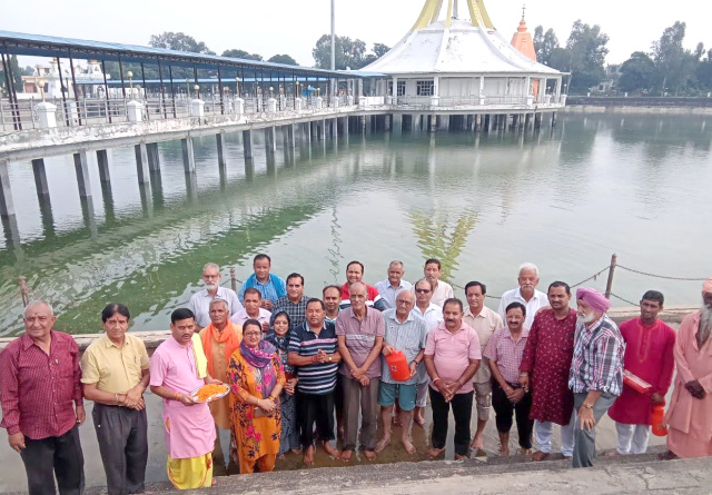 You are currently viewing ਪ੍ਰਾਚੀਨ ਪਾਂਡਵ ਸਰੋਵਰ ਵਿਖੇ ਵਿਧੀ ਪੂਰਵਕ ਨਦੀਆਂ ਅਤੇ ਗੰਗਾ ਜਲ ਨਾਲ ਪਾਂਡਵ ਸਰੋਵਰ…