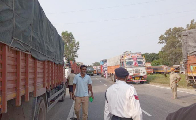 You are currently viewing लखनपुर(जम्मू -कश्मीर) में ट्रकों को रोकने से माधोपुर…