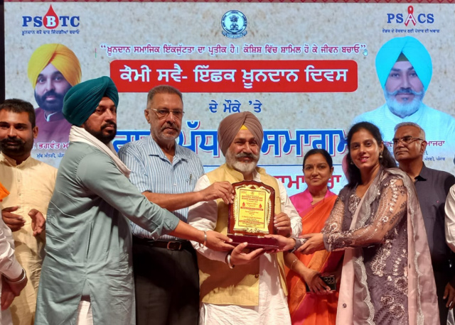 You are currently viewing ਖੂਨਦਾਨੀ ਜਤਿੰਦਰ ਕੌਰ ਸਿੱਧੂ ਨੂੰ ਮਿਲਿਆ ਸਟੇਟ ਅਵਾਰਡ