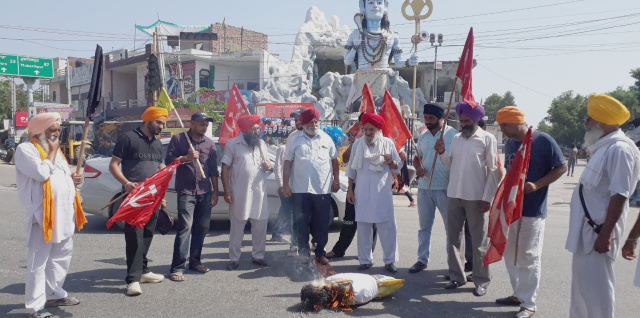 Read more about the article ਸੰਯੁਕਤ ਮੋਰਚੇ ਦੇ ਸੱਦੇ ਤੇ ਕੁੱਲ ਹਿੰਦ ਕਿਸਾਨ ਸਭਾ ਨੇ ਮੋਦੀ ਦਾ ਫੂਕਿਆ ਪੁਤਲਾ 