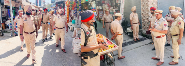 You are currently viewing ਦੁਸਹਿਰਾ ਤਿਉਹਾਰ ਦੇ ਮੱਦੇਨਜ਼ਰ ਗੜ੍ਹਦੀਵਾਲਾ ਪੁਲਿਸ ਵਲੋਂ ਕੱਢਿਆ ਫਲੈਗ ਮਾਰਚ 