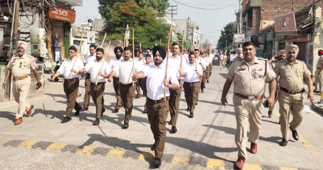 You are currently viewing राष्ट्रीय स्वयंसेवक संघ के स्थापना दिवस पर स्वयंसेवकों ने…