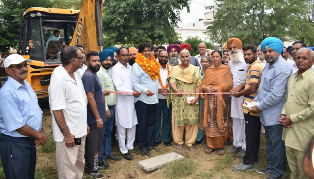 You are currently viewing ਲੋਕਾਂ ਦੀਆਂ ਬੁਨਿਆਦੀ ਜ਼ਰੂਰਤਾਂ ਨੂੰ ਤੈਅ ਸਮੇਂ ’ਚ ਕੀਤਾ ਜਾ..