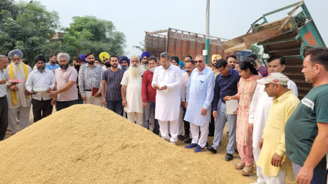 You are currently viewing ਹਲਕਾ ਇੰਚਾਰਜ ਸ਼ਮਸ਼ੇਰ ਸਿੰਘ ਨੇ ਝੋਨੇ ਦੀ ਸਰਕਾਰੀ ਖਰੀਦ ਸ਼ੁਰੂ ਕਰਵਾਈ