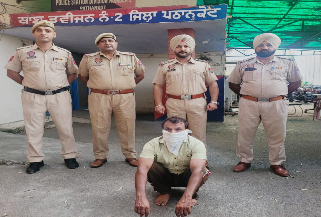 You are currently viewing सेना में फर्जी नौकरी की पेशकश कर लोगों को ठगने के आरोप में पूर्व सैन्यकर्मी गिरफ्तार