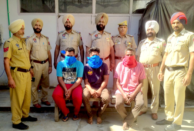 You are currently viewing 159 ਗ੍ਰਾਮ ਨਸ਼ੀਲੇ,2 ਕੰਪਿਊਟਰ ਕੰਡੇ ਅਤੇ ਇੱਕ ਕੇਸ ਚ ਭਗੌੜੇ ਵਿਅਕਤੀ ਸਮੇਤ ਤਿੰਨ ਕਾਬੂ 