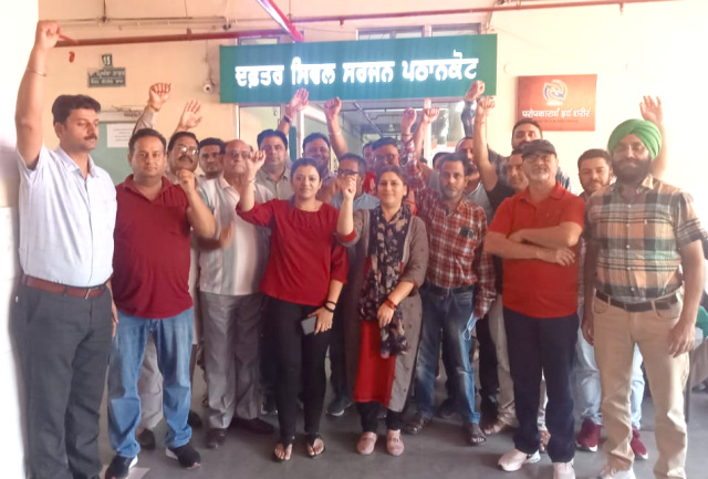 You are currently viewing ਮਨਿਸਟੀਰੀਅਲ ਸਟਾਫ਼ ਦੀ ਕ਼ਲਮ ਛੋੜ ਹੜਤਾਲ ਦੂਜੇ ਦਿਨ ਵੀ ਜਾਰੀ ਰਹੀ..