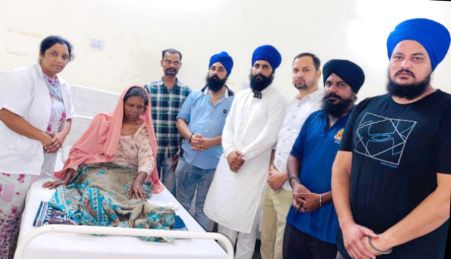 You are currently viewing ਬਾਬਾ ਦੀਪ ਸਿੰਘ ਸੇਵਾ ਸੁਸਾਇਟੀ ਨੇ ਲਾਪਤਾ ਮਾਤਾ ਨੂੰ ਪਰਿਵਾਰ ਨਾਲ ਮਿਲਾਇਆ