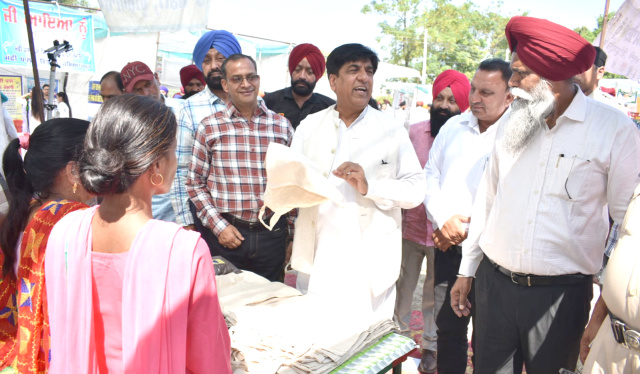 You are currently viewing ਕਿਸਾਨ ਮੇਲੇ ’ਚ ਕਿਸਾਨਾਂ ਨੂੰ ਨਵੀਆਂ ਖੇਤੀ ਤਕਨੀਕਾਂ ਤੋਂ ਕਰਵਾਇਆ ਜਾਣੂ