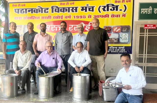 You are currently viewing नगर निगम पेंशनर वेलफेयर एसोसिएशन अध्यक्ष देश बंधू ने अपना 70 वां जन्मदिवस सस्ती रसोई में आकर मनाया