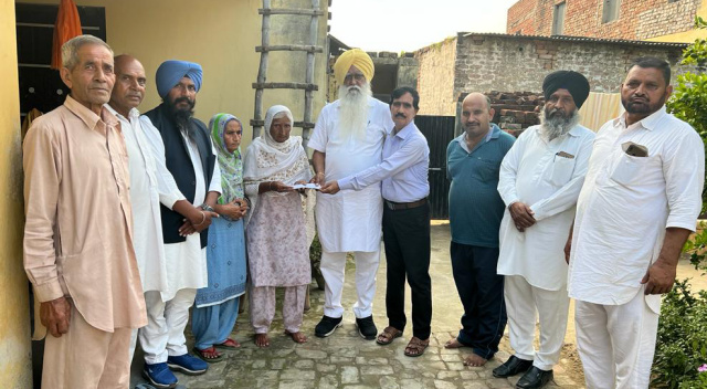 Read more about the article ਪਿੰਡ ਸ਼ੀਹ ਚਠਿਆਲ ਦੇ ਲੋੜਵੰਦ ਪਰਿਵਾਰ ਦੀ ਮਦਦ ਲਈ ਮਨਜੀਤ ਦਸੂਹਾ ਅੱਗੇ ਆਏ