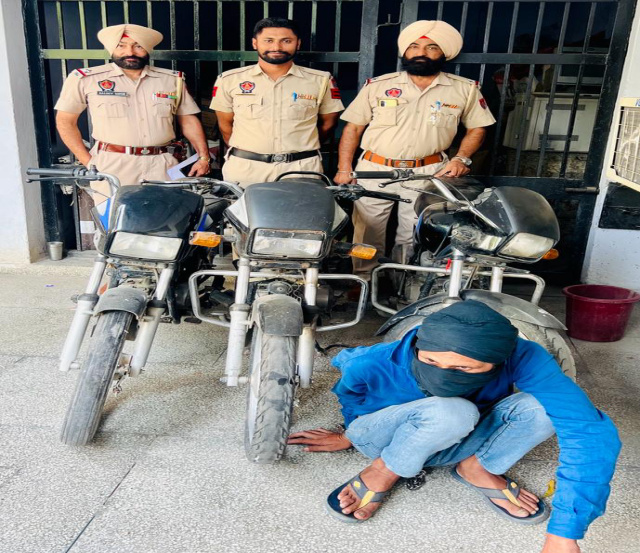 You are currently viewing हंसली पुल जालंधर रोड पुलिस नाके के दौरान बिना नंबर की चोरी की मोटरसाइकिल सहित गिरफ्तार
