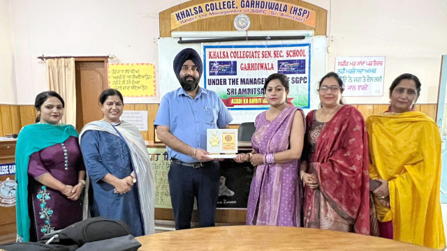 Read more about the article ਖ਼ਾਲਸਾ ਕਾਲਜੀਏਟ ਸੀਨੀਅਰ ਸੈਕੰਡਰੀ ਸਕੂਲ ਗੜ੍ਹਦੀਵਾਲਾ ਦੇ ਹੋਣਹਾਰ ਵਿਦਿਆਰਥੀ ਸਨਮਾਨਿਤ