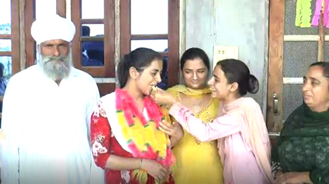 You are currently viewing ਦਸੂਹਾ : ਪਿੰਡ ਖੋਖਰ ਦੇ ਕਿਸਾਨ ਦੀ ਬੇਟੀ ਮਨਜੋਤ ਕੌਰ ਹਰਿਆਣਾ ਦੀ ਜੁਡੀਸ਼ੀਅਲ ਸਰਵਿਸਿਜ਼ ਪ੍ਰੀਖਿਆ ‘ਚ 38ਵਾਂ ਰੈਂਕ ਹਾਸਲ ਕਰਕੇ ਬਣੀ ਜੱਜ