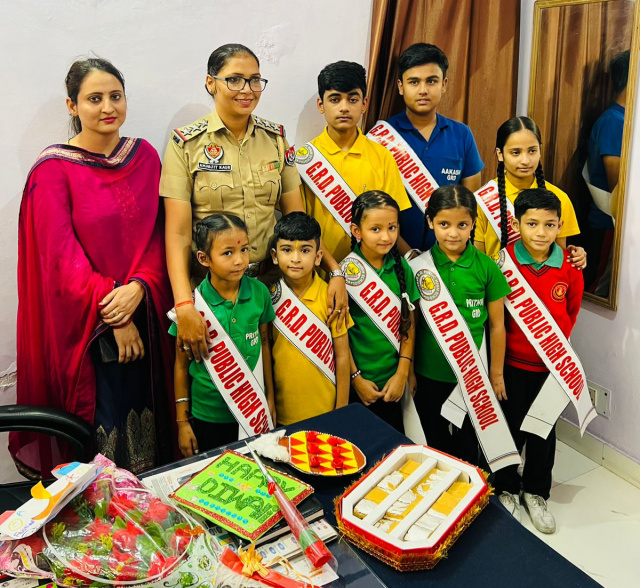 You are currently viewing ਸਕੂਲ ਦੇ ਵਿਦਿਆਰਥੀਆਂ ਨੇ ਪੁਲਿਸ ਨਾਲ ਮਨਾਇਆ ਦੀਵਾਲੀ ਦਾ ਤਿਉਹਾਰ