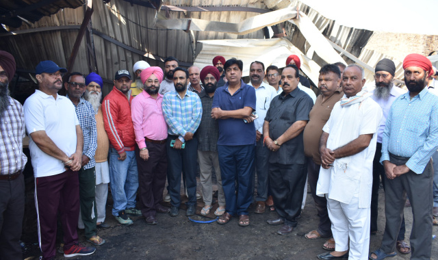Read more about the article ਕੈਬਨਿਟ ਮੰਤਰੀ ਜਿੰਪਾ ਨੇ ਫਰਨੀਚਰ ਵਰਕਸ਼ਾਪ ’ਚ ਅੱਗ ਨਾਲ ਹੋਏ ਨੁਕਸਾਨ ਦਾ ਲਿਆ ਜਾਇਜ਼ਾ