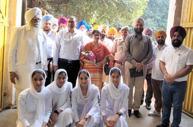 You are currently viewing ਰਿਆੜਕੀ ਕਾਲਜ ਇੱਕ ਚਾਨਣ ਮੁਨਾਰਾ ਹੈ – ਡਿਪਟੀ ਕਮਿਸ਼ਨਰ ਮੁਹੰਮਦ ਇਸ਼ਫਾਕ