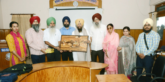 You are currently viewing ਖ਼ਾਲਸਾ ਕਾਲਜ, ਗੜ੍ਹਦੀਵਾਲਾ ਵਿਖੇ ਸ੍ਰੀ ਗੁਰੂ ਨਾਨਕ ਜੀ ਦੇ ਪ੍ਰਕਾਸ਼-ਪੁਰਬ ਨੂੰ ਸਮਰਪਿਤ ਵਿਸ਼ੇਸ਼ ਲੈਕਚਰ ਦਾ ਆਯੋਜਨ