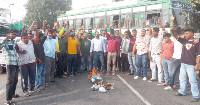 You are currently viewing * ਬੇਗਮਪੁਰਾ ਟਾਈਗਰ ਫੋਰਸ ਰਜਿ. ਨੇ ਨਸ਼ੇ ਦੇ ਵਿਰੋਧ ਚ ਆਪ ਸਰਕਾਰ ਦਾ ਪੁਤਲਾ ਫੂਕਿਆ *