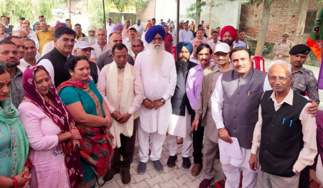 You are currently viewing ਕੇਂਦਰ ਸਰਕਾਰ ਦੀਆਂ ਲੋਕ ਭਲਾਈ ਸਕੀਮਾਂ ਦਾ ਲਾਭ ਘਰ-ਘਰ ਪਹੁੰਚਾਉਣ ਲਈ ਮੋਦੀ ਸਰਕਾਰ ਵਚਨਬੱਧ : ਸੋਮ ਪ੍ਰਕਾਸ਼