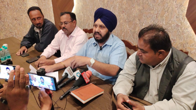 Read more about the article ਡੇਢ ਲੱਖ ਦੀ ਲੁੱਟ ਖੋਹ ਦਾ ਸ਼ਿਕਾਰ ਹੋਏ ਡਾ ਰੂਬਲ ਨੇ ਆਮ ਆਦਮੀ ਪਾਰਟੀ ਨੂੰ ਲਿਆ ਲੰਮੇ ਹੱਥੀਂ