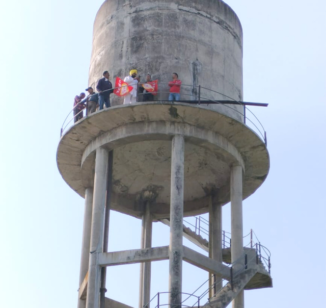 You are currently viewing वाटर सप्लाई सैनिटेशन ठेका कर्मचारी रेगुलर करने की मांग को लेकर तारागढ़ टंकी पर चढ़े