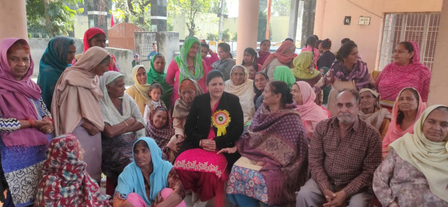 You are currently viewing ਦਲਿਤ ਔਰਤਾਂ ਤਰੱਕੀ ਦੀਆਂ ਪੌੜੀਆਂ ਚੜ੍ਹਨ ਲਈ ਸਦੀਆਂ ਤੋਂ ਸੰਘਰਸ ਕਰ ਰਹੀਆਂ – ਸਮਾਜ ਸੇਵਿਕਾ ਨਿਰਮਲਜੀਤ ਕੌਰ