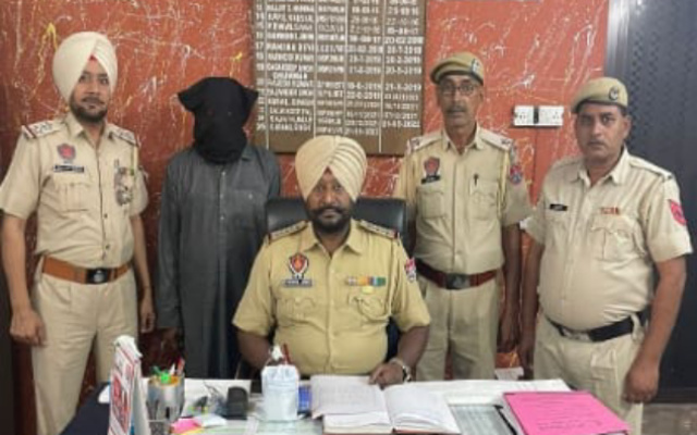 You are currently viewing 262 ਗ੍ਰਾਮ ਹੈਰੋਇਨ,507 ਗ੍ਰਾਮ ਨਸ਼ੀਲਾ ਪਾਊਡਰ ਅਤੇ 47 ਬੋਤਲਾਂ ਨਜਾਇਜ਼ ਸ਼ਰਾਬ ਸਮੇਤ 6 ਵਿਅਕਤੀ ਪੁਲਿਸ ਅੜਿੱਕੇ