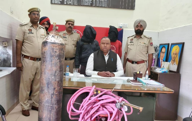 You are currently viewing ਜ਼ਿਲ੍ਹਾ ਪੁਲਿਸ ਵੱਲੋਂ ATM ਕੱਟਣ ਵਾਲੇ ਗਿਰੋਹ ਦਾ ਪਰਦਾਪਾਸ਼,2 ਕਾਬੂ