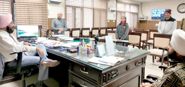 You are currently viewing ਚਿਲਡਰਨ ਡੇ ਤੇ ਆਈ.ਏ.ਐਸ.ਬਣਨ ਦੀ ਚਾਹਬਾਨ ਛੇਵੀਂ ਕਲਾਸ ਦੀ ਵਿਦਿਆਰਥਣ ਮਿਲਣ ਪਹੁੰਚੀ ਡਿਪਟੀ ਕਮਿਸਨਰ ਪਠਾਨਕੋਟ ਨੂੰ