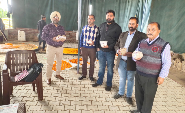 You are currently viewing जिला स्वास्थ्य अधिकारी ने अलग-अलग स्थानों पर चैकिंग करते हुए गुढ़ व शक्कर के लिए 9 सैंपल