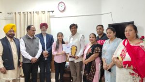 Read more about the article ਕਲਾ ਉਤਸਵ ਦੇ ਜੋਨਲ ਮੁਕਾਬਲਿਆਂ ਦੀ ਜੇਤੂ ਰਿਤਿਕਾ ਸੈਣੀ ਨੂੰ ਕੈਬਨਿਟ ਮੰਤਰੀ ਜਿੰਪਾ ਨੇ ਦਿੱਤੀ ਵਧਾਈ