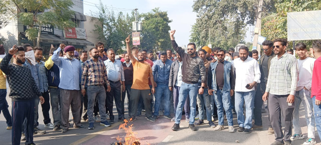 You are currently viewing ਬੇਗਮਪੁਰਾ ਟਾਈਗਰ ਫੋਰਸ ਨੇ ਡੀਜੀਪੀ ,ਮੁੱਖ ਮੰਤਰੀ ਪੰਜਾਬ ਤੇ ਵਗੈਰਾ ਦਾ ਫੂਕਿਆ ਪੁਤਲਾ