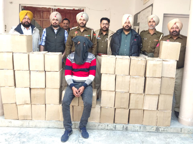 You are currently viewing 45 ਪੇਟੀਆਂ ਨਜਾਇਜ਼ ਸ਼ਰਾਬ ਸਮੇਤ ਇੱਕ ਨੌਜਵਾਨ ਪੁਲਿਸ ਅੜਿੱਕੇ 