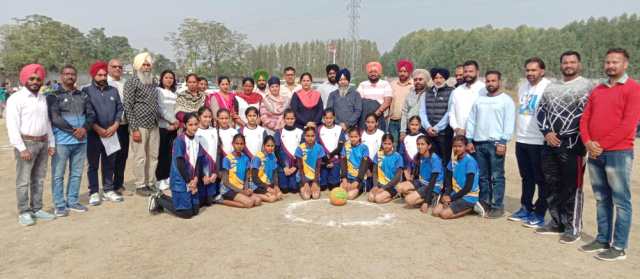 You are currently viewing ਨੈੱਟਬਾਲ ਮੁਕਾਬਲੇ: ਅੰਡਰ 14 ਲੜਕੀਆਂ ਦੇ ਮੈਚ ਸ਼ੁਰੂ ਪ੍ਰਿੰ. ਗਿੱਲ ਅਤੇ ਦਲਜੀਤ ਸਿੰਘ ਨੇ ਕੀਤਾ ਟੂਰਨਾਮੈਂਟ ਦਾ ਆਗਾਜ਼