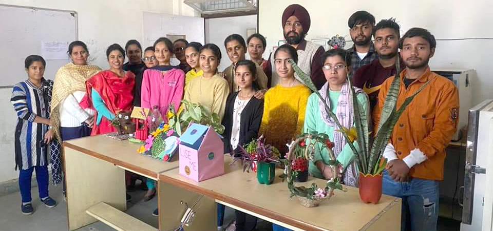 You are currently viewing ਖ਼ਾਲਸਾ ਕਾਲਜ,ਗੜ੍ਹਦੀਵਾਲਾ ਵਿਖੇ ਕਮਰਸ ਵਿਭਾਗ ਵਲੋਂ ਬੇਕਾਰ ਪਈਆਂ ਵਸਤੂਆਂ ਤੇ ਪ੍ਰਦਰਸ਼ਨੀ