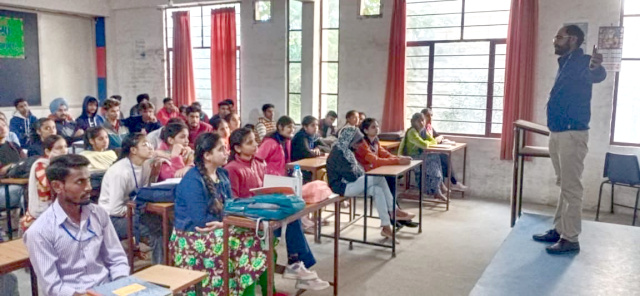 You are currently viewing ਕੇ.ਐਮ.ਐਸ ਕਾਲਜ ਵਿਖੇ ਬੈਂਕਿੰਗ ਧੋਖਾਧੜੀ ਤੋਂ ਬੱਚਣ ਲਈ ਜਾਗਰੂਕਤਾ ਸੈਮੀਨਾਰ ਕਰਵਾਇਆ