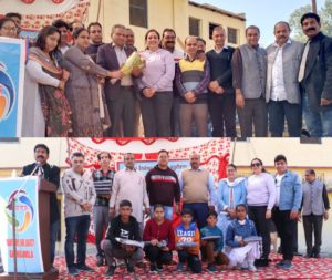 Read more about the article ਮਾਨਵਤਾ ਵੈਲਫੇਅਰ ਸੁਸਾਇਟੀ ਰਜਿ. ਗੜ੍ਹਦੀਵਾਲਾ ਨੇ ਇਲਾਕੇ ਦੇ 236 ਲੋੜਵੰਦ ਬੱਚਿਆਂ ਨੂੰ ਟਰੈਕ ਸੂਟ ਵੰਡੇ