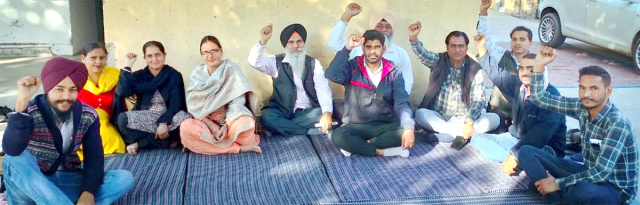 You are currently viewing ਬਲਾਕ ਫਗਵਾੜਾ ਪੰਚਾਇਤ ਸਕੱਤਰ ਯੂਨੀਅਨ ਨੇ ਸ਼ੁਰੂ ਕੀਤੀ ਕਲਮ ਛੋੜ ਹੜਤਾਲ