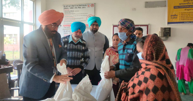 You are currently viewing ਜਿਲ੍ਹਾ ਰੈਡ ਕਰਾਸ ਸੋਸਾਇਟੀ ਨੇ ਵੰਡੀਆਂ ਟੀ.ਬੀ. ਦੇ ਮਰੀਜਾਂ ਨੂੰ ਰਾਸਨ ਕਿੱਟਾਂ