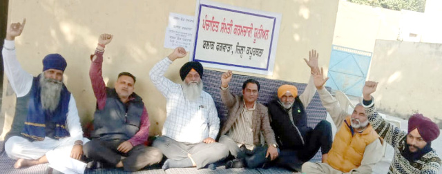 You are currently viewing ਪੰਚਾਇਤ ਸੰਮਤੀ ਕ੍ਰਮਚਾਰੀ ਯੂਨੀਅਨ ਬਲਾਕ ਫਗਵਾੜਾ ਦੀ ਹੜਤਾਲ ਦੂਸਰੇ ਦਿਨ ਵੀ ਰਹੀ ਜਾਰੀ