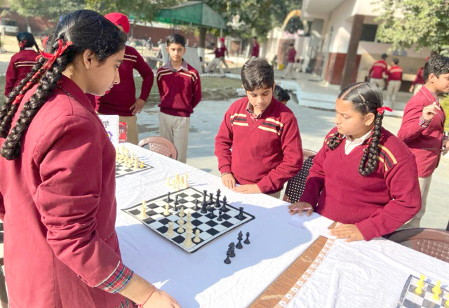 You are currently viewing डी.ए.वी.पब्लिक स्कूल में स्पोर्टस मीट के दूसरे तथा तीसरे दिन इंटर हाउस बैडमिंटन तथा चैस प्रतियोगिता करवाई