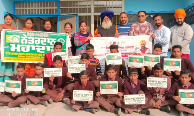 You are currently viewing ਸਰਕਾਰੀ ਹਾਈ ਸਕੂਲ ਦਾਰਾਪੁਰ ਧਰਮਕੋਟ ਵਿਖੇ ਨੇਤਰਦਾਨ ਐਸੋਸੀਏਸ਼ਨ ਹੁਸ਼ਿਆਰਪੁਰ ਟਾਂਡਾ ਦੀ ਟੀਮ ਵੱਲੋਂ ਜਾਗਰੂਕਤਾ ਸੈਮੀਨਾਰ ਲਗਾਇਆ