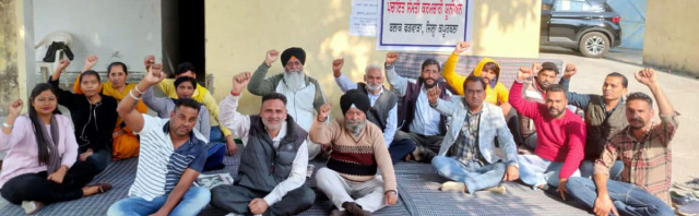You are currently viewing ਮੰਗਾਂ ਪੂਰੀਆਂ ਹੋਣ ਤੱਕ ਜਾਰੀ ਰਹੇਗੀ ਪੰਚਾਇਤ ਸੰਮਤੀ ਕਰਮਚਾਰੀ ਯੂਨੀਅਨ ਦੀ ਹੜਤਾਲ – ਆਗੂ