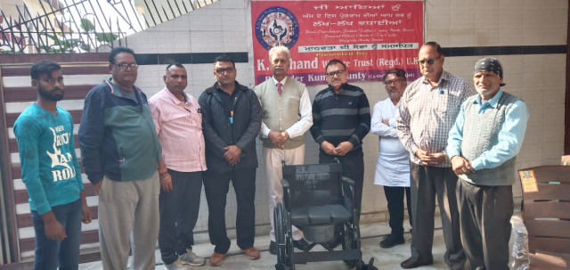 You are currently viewing ਕੇ.ਐਲ.ਚਾਂਦ ਵੈਲਫੇਅਰ ਟਰੱਸ ਨੇ ਮੁਕੰਦਪੁਰ ਦੇ ਲੋੜਵੰਦ ਪਰਿਵਾਰ ਨੂੰ ਭੇਂਟ ਕੀਤੀ ਵਹੀਲ ਚੇਅਰ