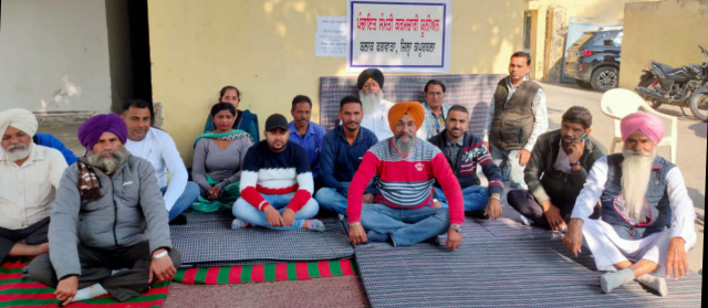 You are currently viewing ਪੰਚਾਇਤ ਸੰਮਤੀ ਕਰਮਚਾਰੀ ਯੂਨੀਅਨ ਦੀ ਹੜਤਾਲ 8ਵੇਂ ਦਿਨ ਵੀ ਰਹੀ ਜਾਰੀ