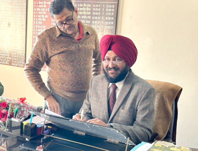 Read more about the article ਸ.ਹਰਭਗਵੰਤ ਸਿੰਘ ਨੇ ਬਤੌਰ ਜਿਲ੍ਹਾ ਸਿੱਖਿਆ ਅਫ਼ਸਰ (ਸੈ. ਸਿੱ.) ਹੁਸ਼ਿਆਰਪੁਰ ਅਹੁਦਾ ਸੰਭਾਲਿਆ