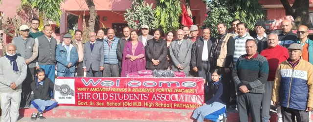 You are currently viewing दी ओल्ड स्टूडेंट एसोसिएशन की ओर से शहीद मक्खन सिंह स्कूल में जरूरतमंद विद्यार्थियों को सर्दी के लिए गरम जर्सीयां वितरित की गई