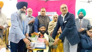 Read more about the article ਸਾਹਿਤ ਖੇਤਰ ’ਚ ਪ੍ਰਾਪਤੀਆਂ ਲਈ ਇੰਦਰਜੀਤ ਕਾਜਲ ਨੂੰ ਮਿਲਿਆ ਦਿਵਿਆਂਗ ਟੈਂਲੇਟ ਐਵਾਰਡ