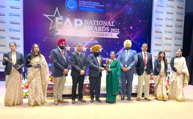 You are currently viewing ਮੈਡਮ ਸੀਮਾ ਦੇਵੀ 2022 ਫੈਡਰੇਸ਼ਨ ਆਫ ਪ੍ਰਾਈਵੇਟ ਸਕੂਲਜ਼ ਐਸੋਸੀਏਸ਼ਨ ਆਫ ਪੰਜਾਬ ਵਲੋਂ ਬੈਸਟ ਟੀਚਰ ਐਵਾਰਡ ਨਾਲ਼ ਸਨਮਾਨਿਤ